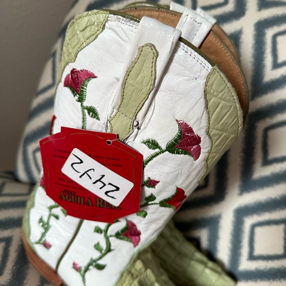 LIKE NEW! Floral Embroidered Ankle Boots - country chic/boho - festival - Picture 3 of 8